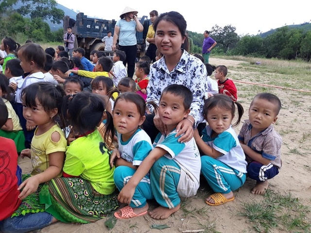 Cô giáo H'Ni bên các học trò nhỏ.  