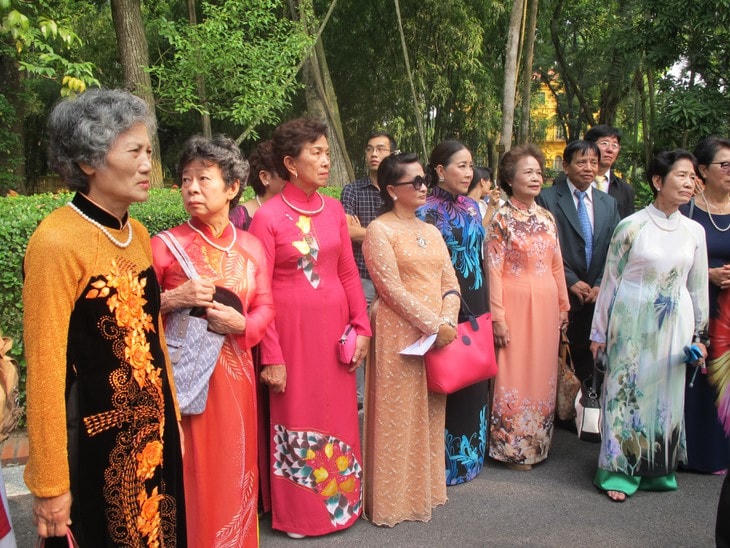 Bà con kiều bào về thăm quê hương.