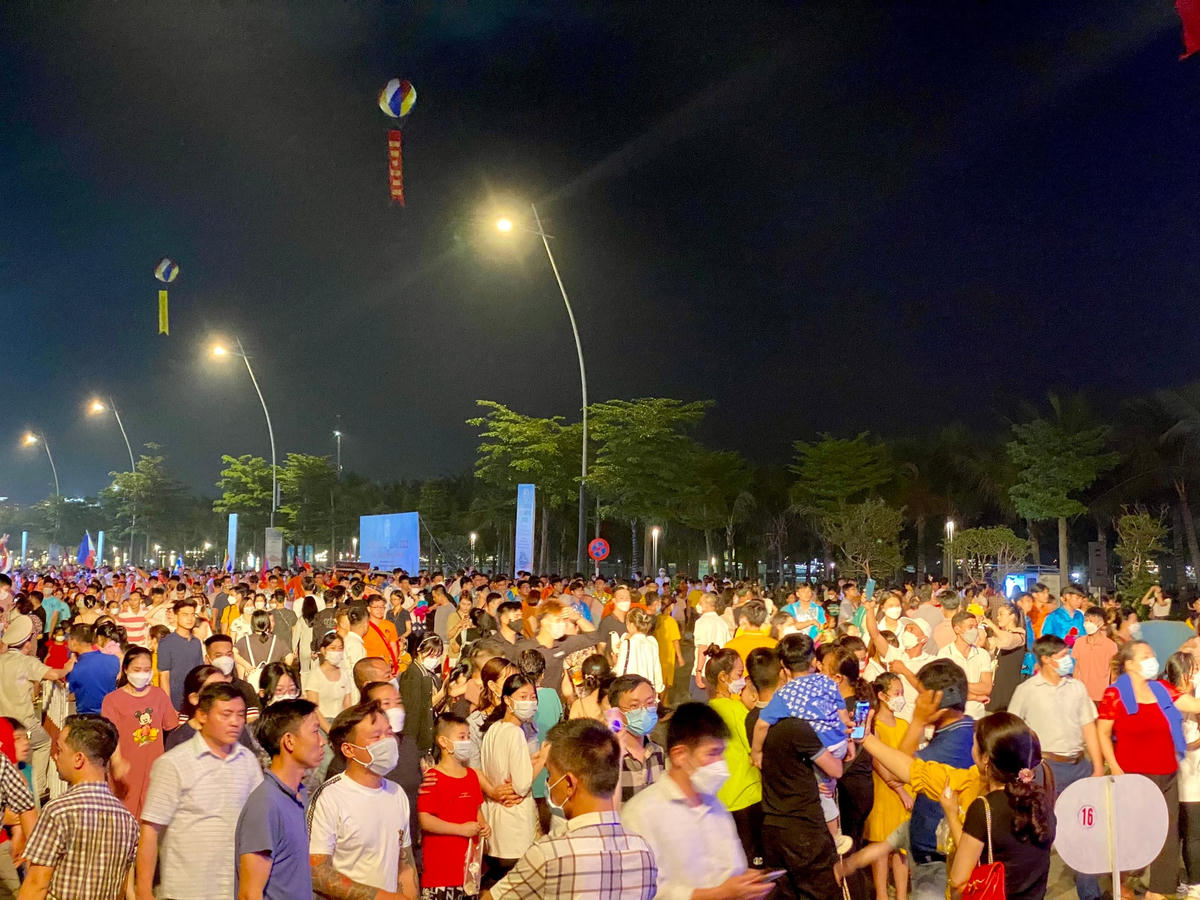 Biển người đổ về Bãi biển Công viên Đại Dương để hòa mình vào không khí sôi động của Carnaval Hạ Long.