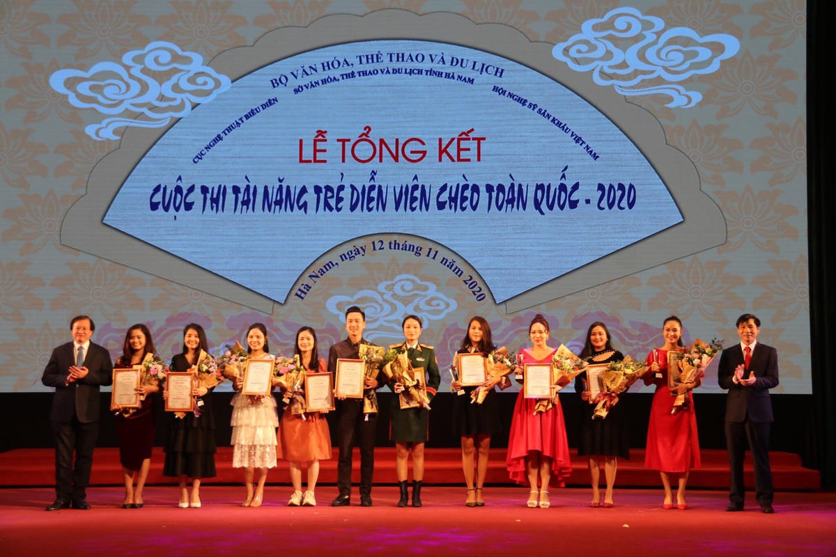 Trao HCV cho các tài năng trẻ diễn viên chèo.