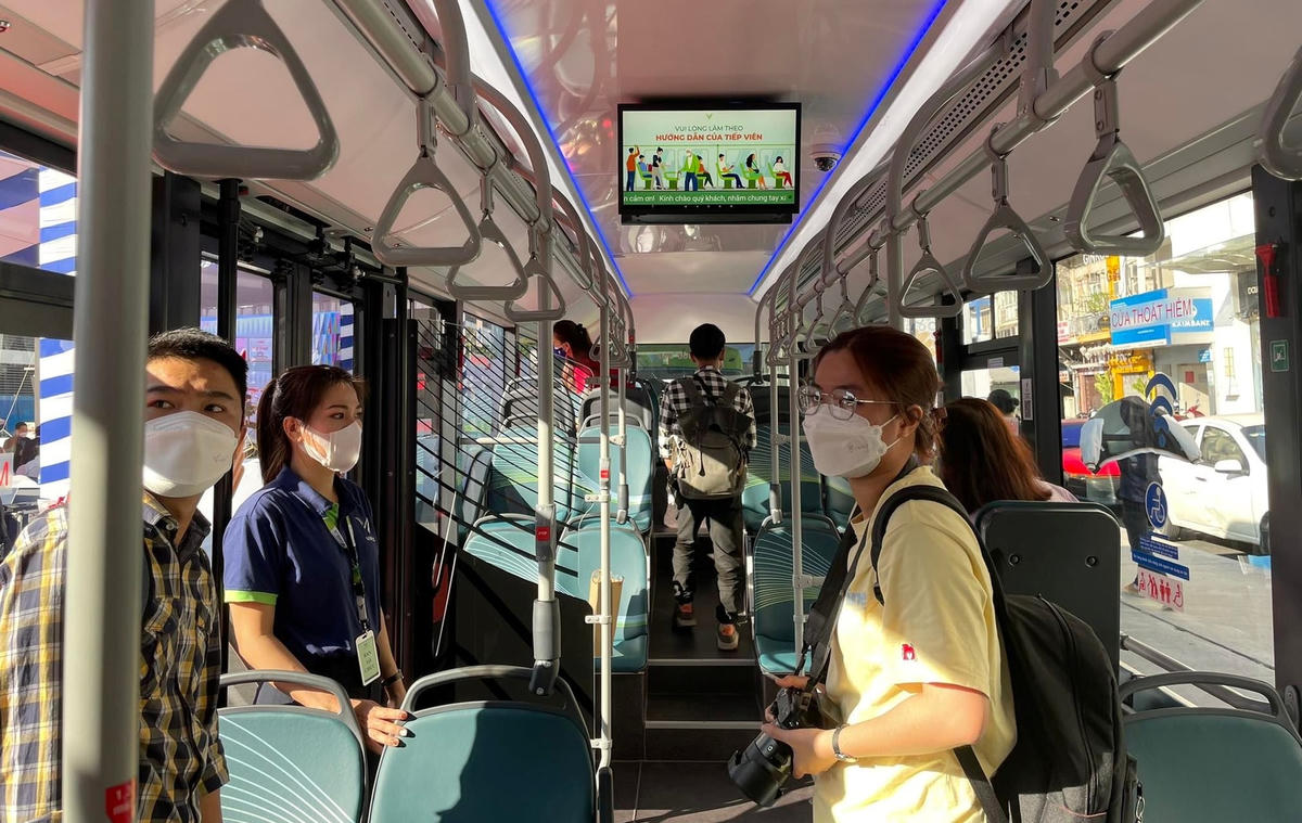Người dân TP Hồ Chí Minh chuyển hướng sử dụng xe buýt.