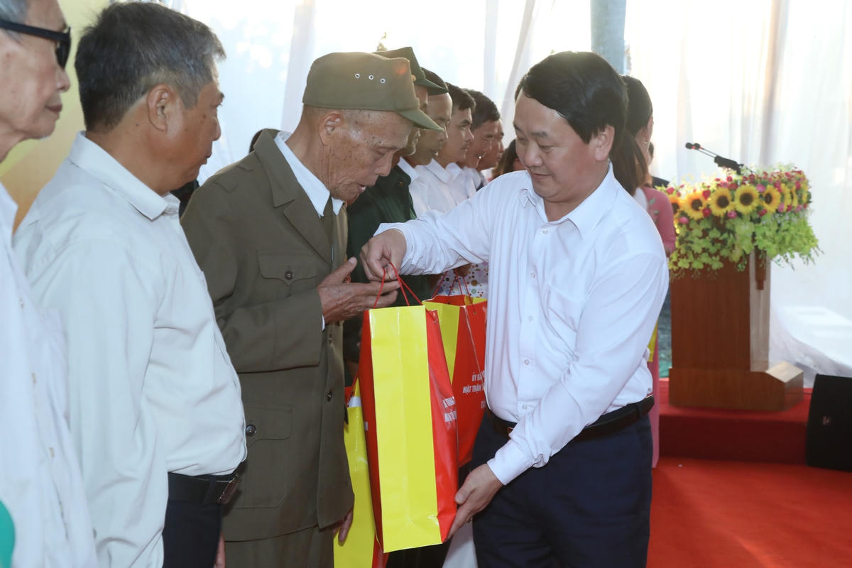 Phó Chủ tịch - Tổng Thư ký Hầu A Lềnh tặng quà cho các gia đình tiêu biểu, gia đình chính sách trên địa bàn xã Hồng Phong, huyện Nam Sách, tỉnh Hải Dương.
