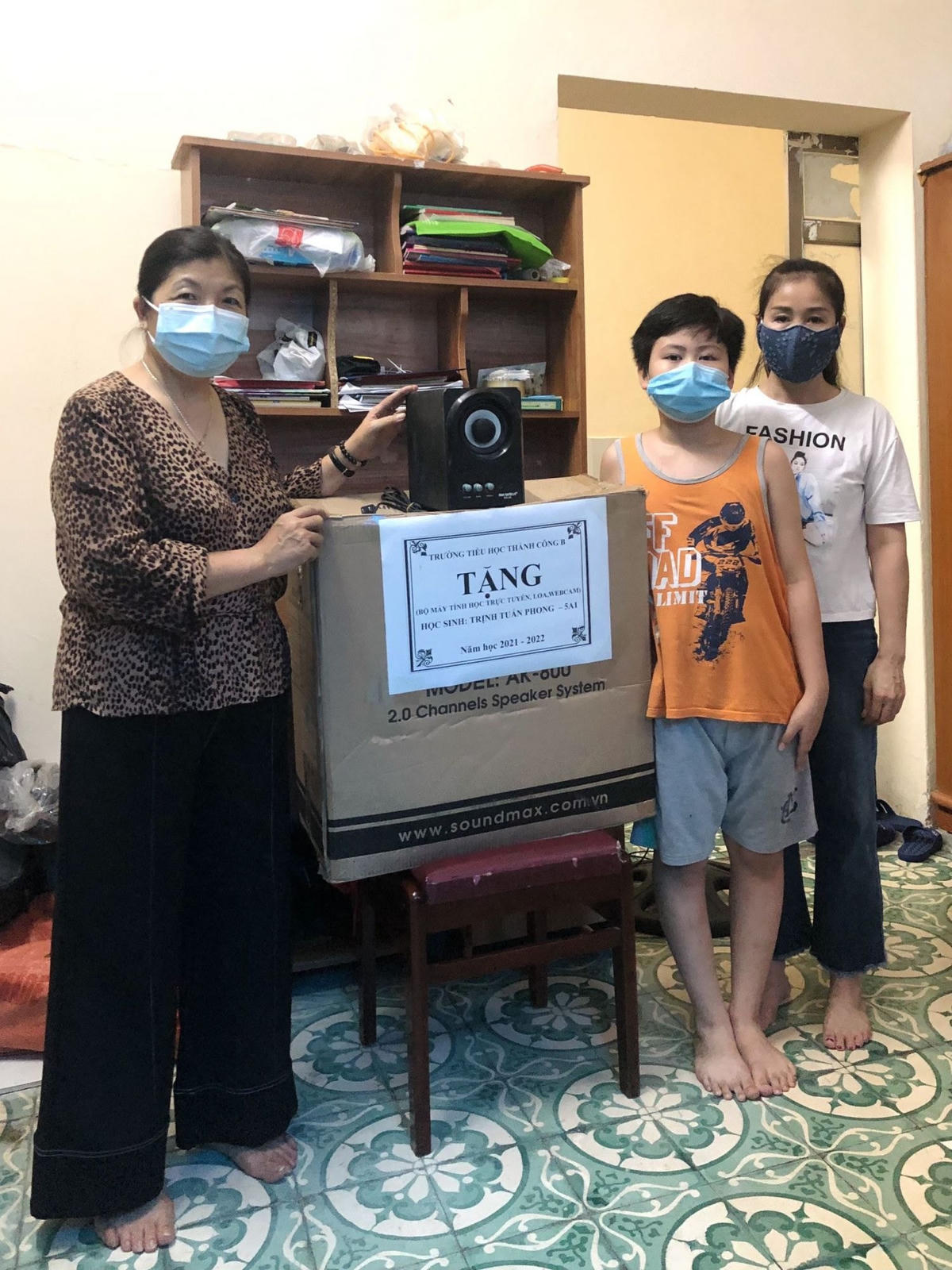 Trao tặng máy tính cho học sinh Trường Tiểu học Thành Công B (Hà Nội).
