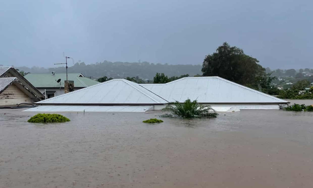 Mực nước dâng cao đến mái nhà khi đường phố biến thành sông ở Lismore vào ngày 28/2. Ảnh: Billy Curry.