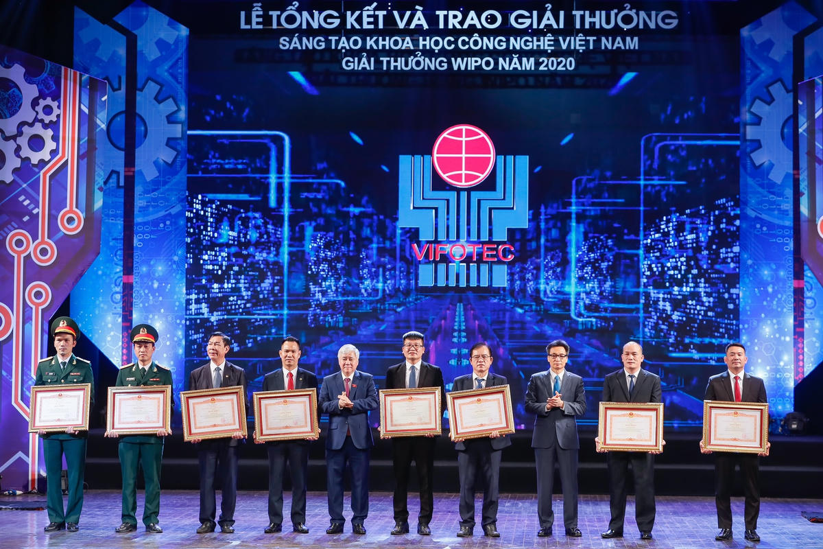 Chủ tịch UBTƯ MTTQ Việt Nam Đỗ Văn Chiến, Phó Thủ tướng Vũ Đức Đam trao Bằng khen của Thủ tướng Chính phủ cho các tác giả đoạt giải Nhất.