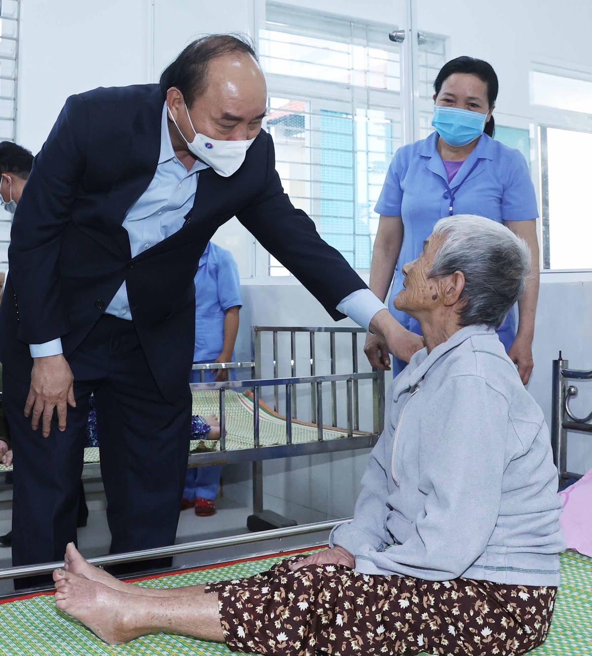 Thủ tướng Nguyễn Xuân Phúc thăm hỏi người già cao tuổi.