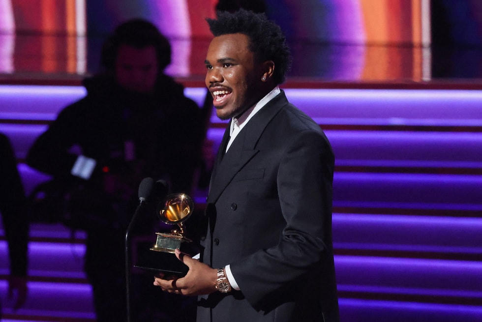 Baby Keem nhận giải Grammy cho Trình diễn rap xuất sắc nhất trên sân khấu lễ trao giải Grammy lần thứ 64. Ảnh: Reuters.