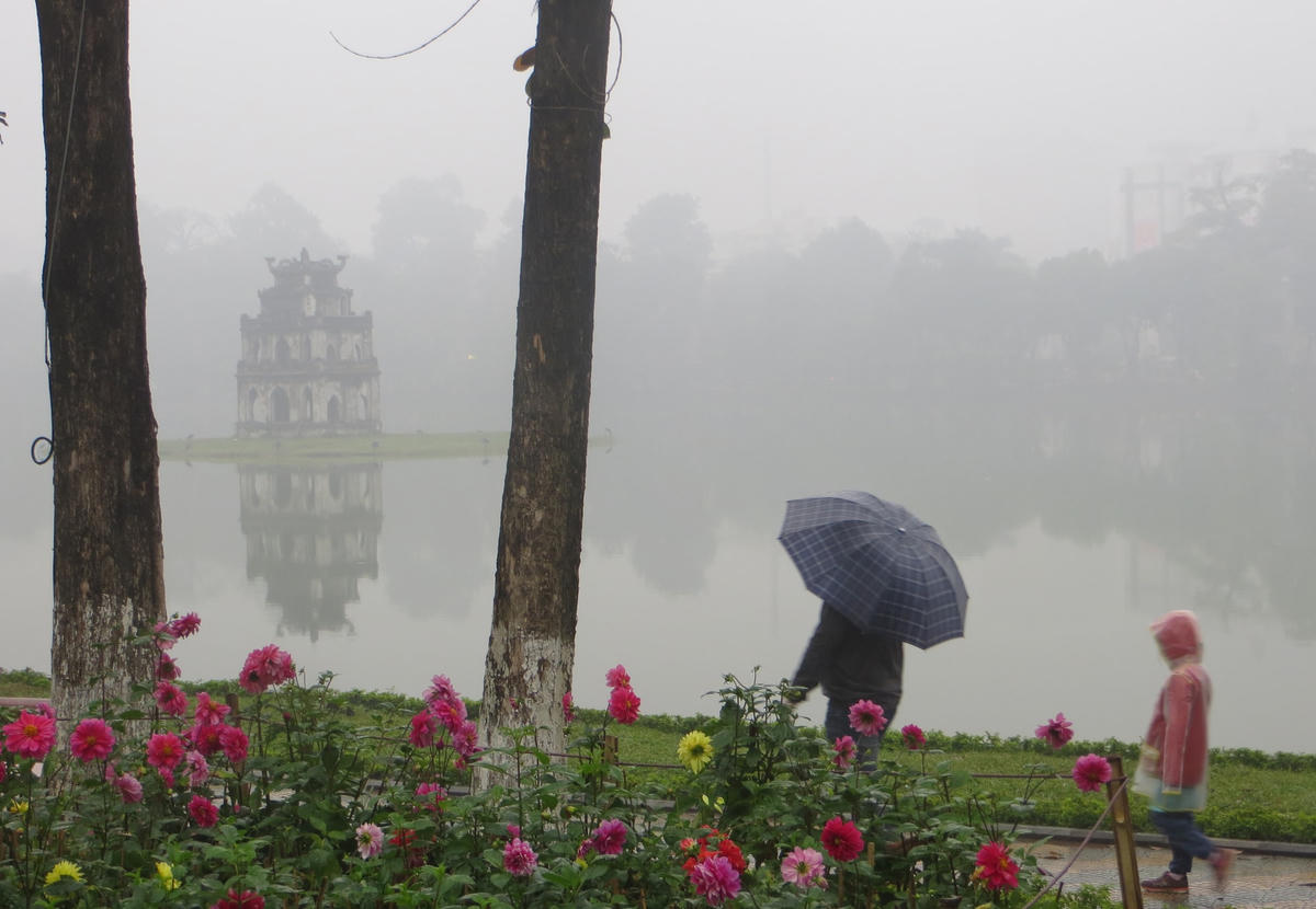 Hồ Hoàn Kiếm (Hà Nội) khi xuân về.  Ảnh: Việt Khánh.