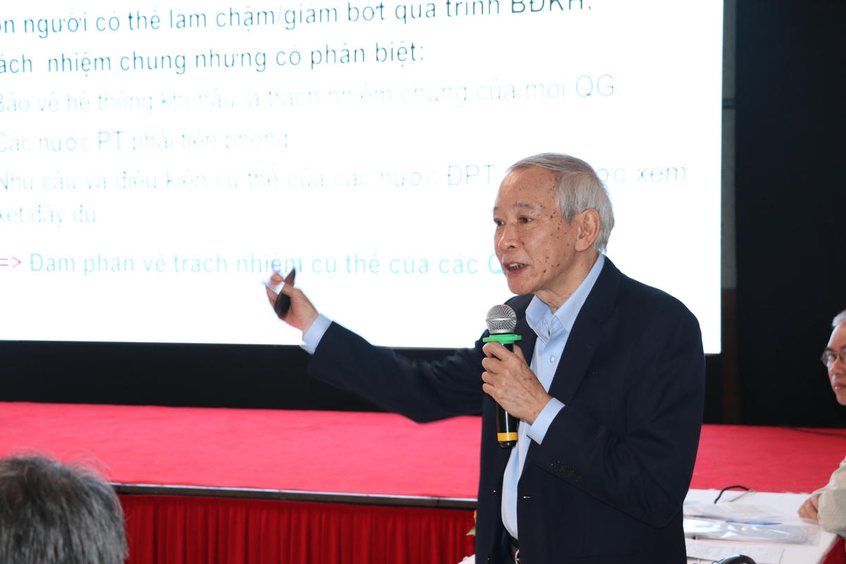 GS.TS Trần Thục, Phó Chủ tịch Hội đồng tư vấn của Uỷ ban quốc gia về BĐKH phát biểu.