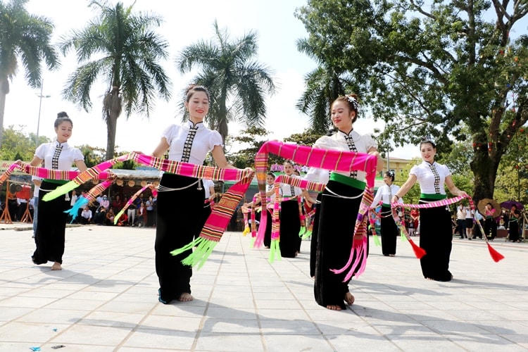 Phụ nữ dân tộc Thái với điệu múa Xòe cùng khan. Ảnh: Bảo Anh.