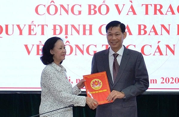 Bà Trương Thị Mai trao quyết định và chúc mừng ông Đỗ Văn Phới. Ảnh TTXVN.