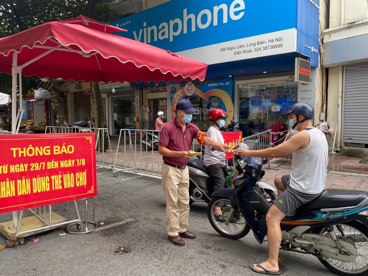 Dù nới lỏng hơn nhưng những chốt kiểm soát dịch tại các quận, huyện vùng xanh vẫn hoạt động 24/7. Các chợ được kiểm soát nghiêm ngặt, người dân phải có phiếu đi chợ theo quy định mới được mua hàng.