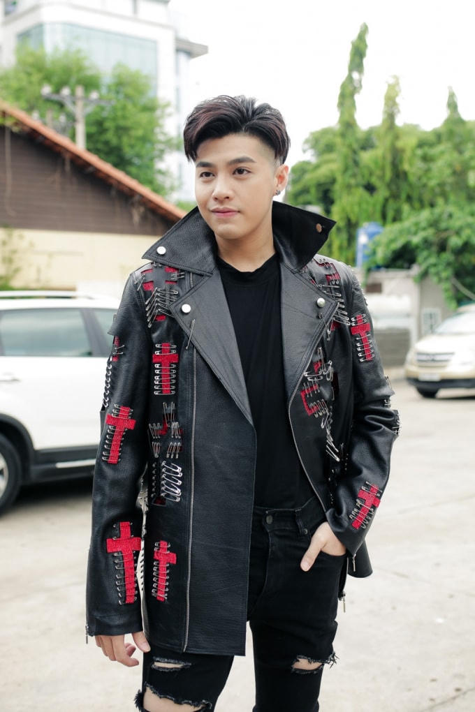 Noo Phước Thịnh phá cách với áo da.