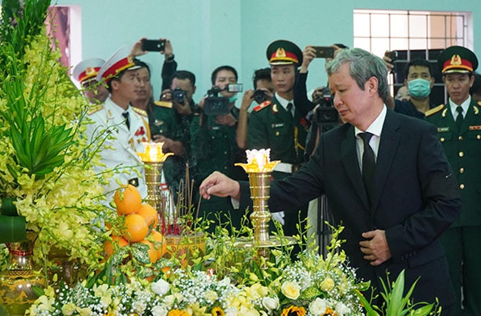 Đoàn tỉnh Thừa Thiên - Huế do Bí thư Tỉnh ủy Lê Trường Lưu dẫn đầu vào viếng các liệt sĩ.