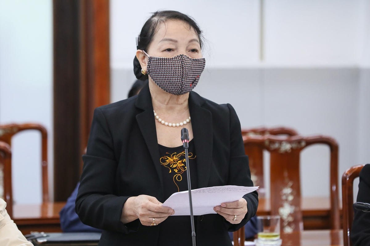 Bà Hà Thị Liên, nguyên Phó Chủ tịch UBTƯ MTTQ Việt Nam góp ý vào đề án.