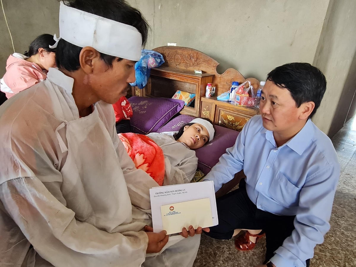 Phó Chủ tịch - Tổng Thư ký Hầu A Lềnh thăm hỏi, trao quà gia đình anh Hoàng Văn Đức có 2 bé bị đuối nước.