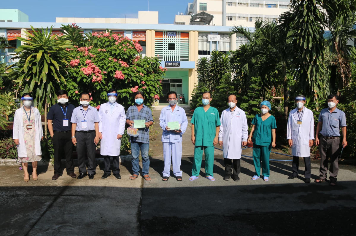 Các bệnh nhân được nhận giấy ra viện. Ảnh: Trung Sơn