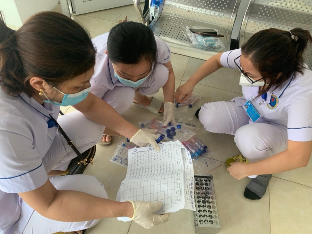 Cán bộ CDC Hà Tĩnh miệt mài lấy mẫu.