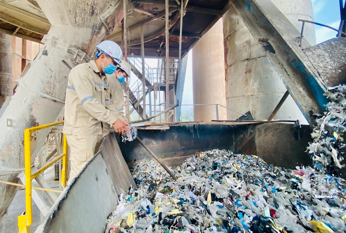 Chất thải rắn công nghiệp thông thường được thu gom và phân loại từ các nguồn khác nhau về kho chứa và đưa lên băng tải tự động chuyển đến lò nung.