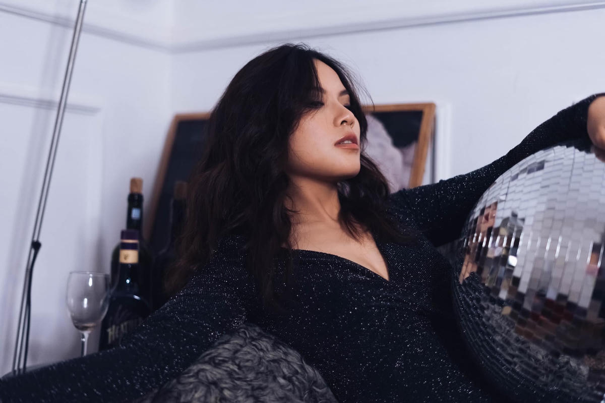 Ngoài đời, Ánh Tuyết có gu ăn mặc táo bạo, cá tính, sang trọng và không kém phần quyến rũ.
