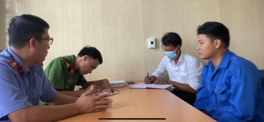 Điều tra viên và kiểm sát viên hỏi cung Cao Tài Năng.