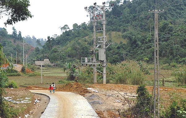 Điện lưới quốc gia và đường bê tông xuất hiện ở nhiều thôn bản.