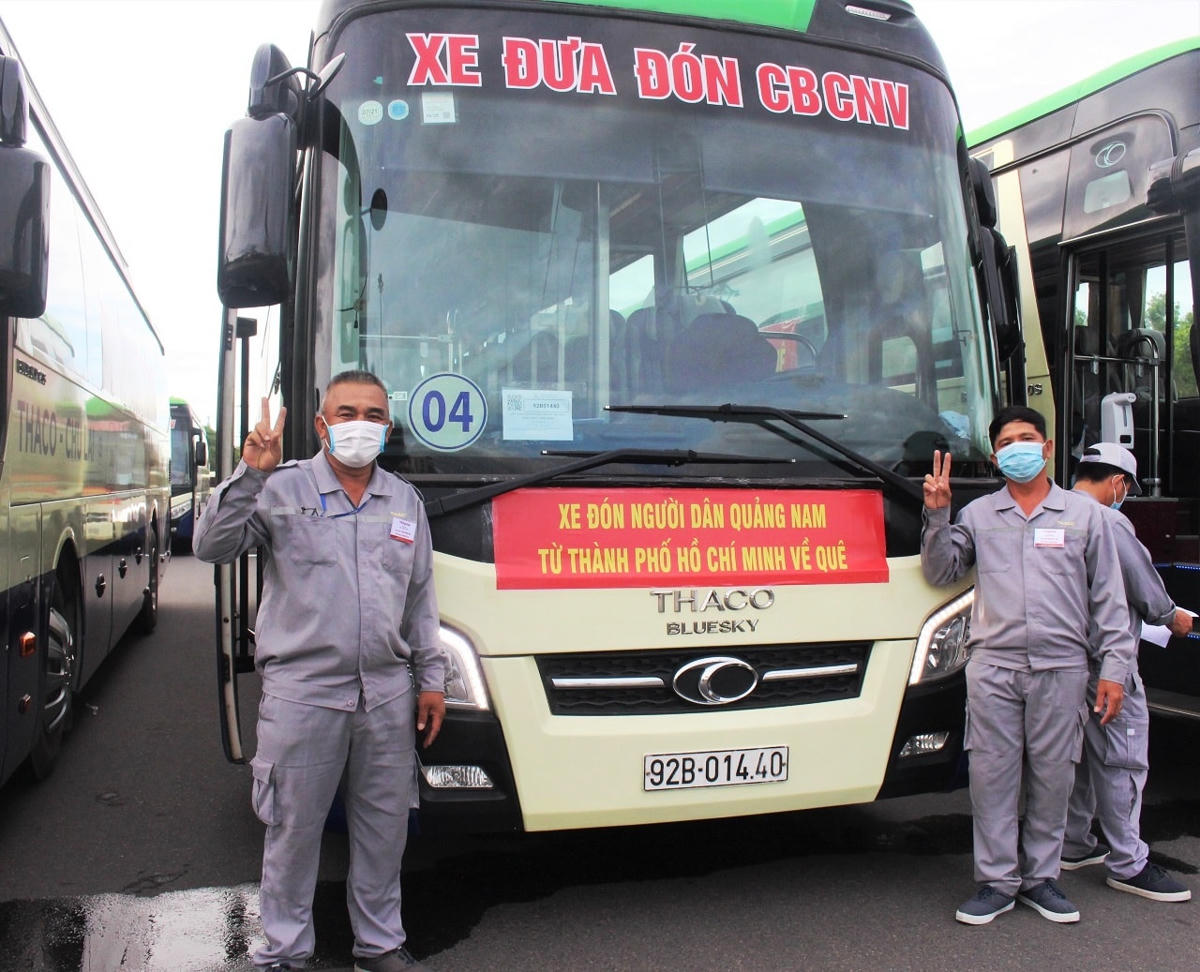 Tài xế Đức (bên trái) chuẩn bị lên đường đón đồng bào về quê.