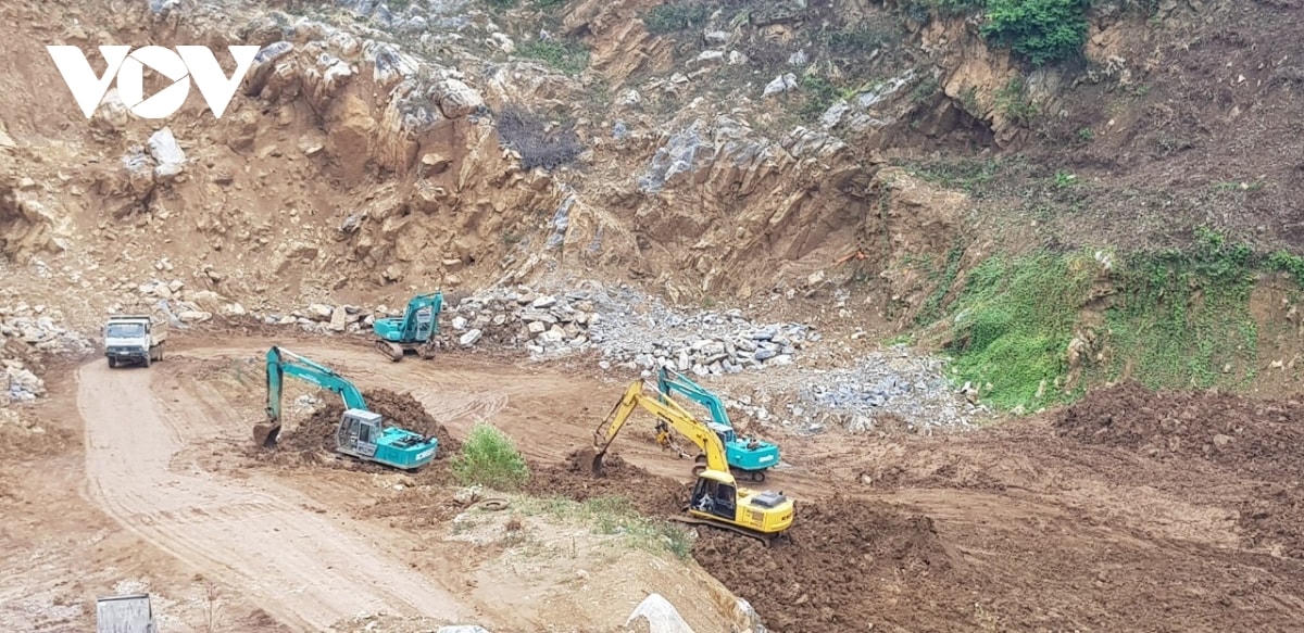 Một hộ gia đình đang đào xúc đất tại bản Lù.  