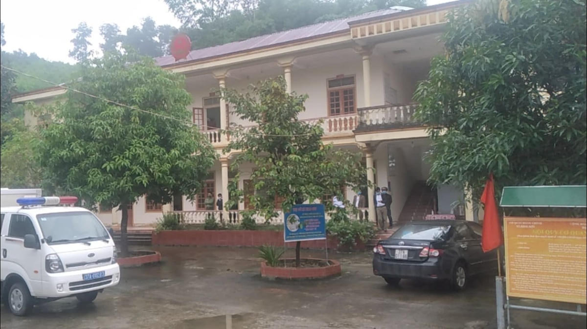 Cảnh sát làm việc tại xã Khai Sơn sáng cùng ngày.