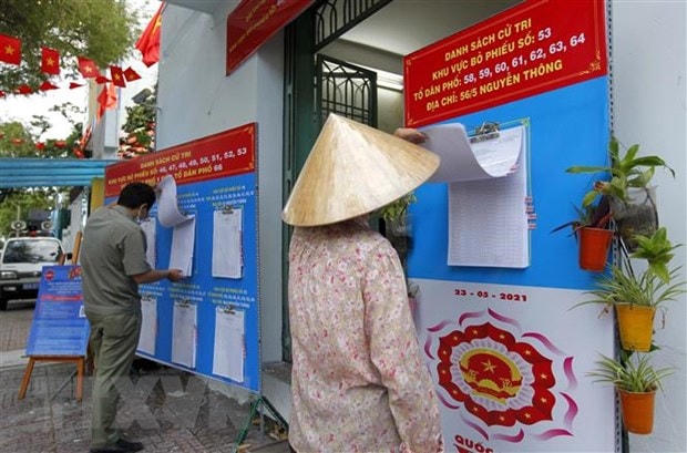 Cử tri phường 9, Quận 3, TP HCM, kiểm tra danh sách tại khu vực bỏ phiếu số 53, đường Bà Huyện Thanh Quan. Ảnh: Thanh Vũ/TTXVN.  