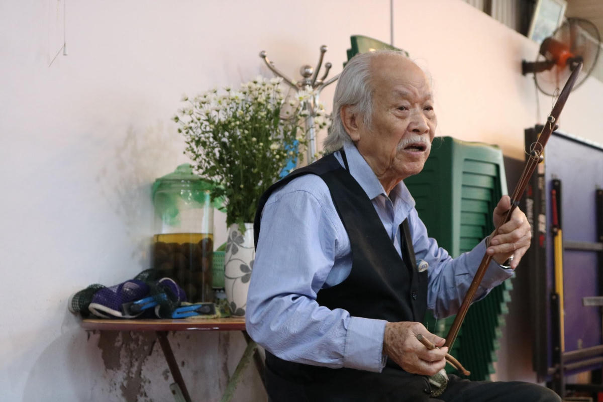 Cụ Ngô Văn Đảm vẫn say mê làm việc dù đã ở cái tuổi “xưa nay hiếm”. Ảnh: Doãn Nhàn.  