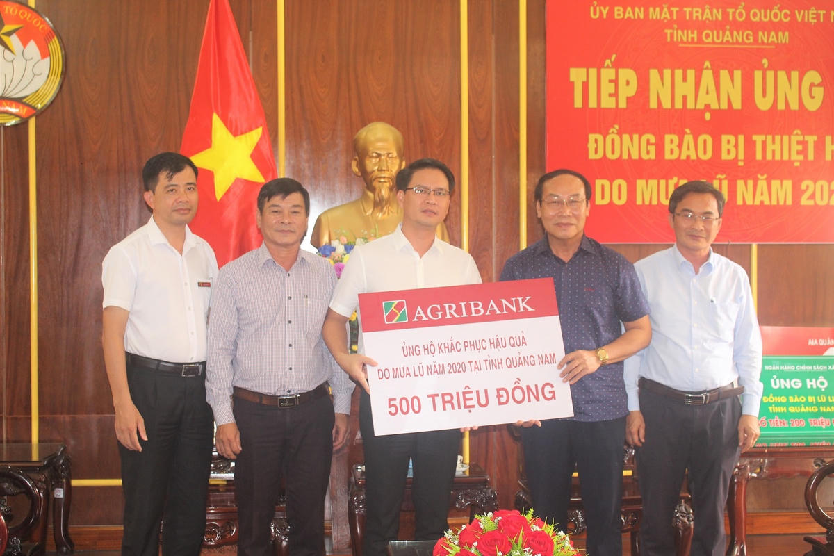 Lãnh đạo MTTQ tỉnh Quảng Nam tiếp nhận ủng hộ đồng bào bị thiệt hại do mưa lũ.