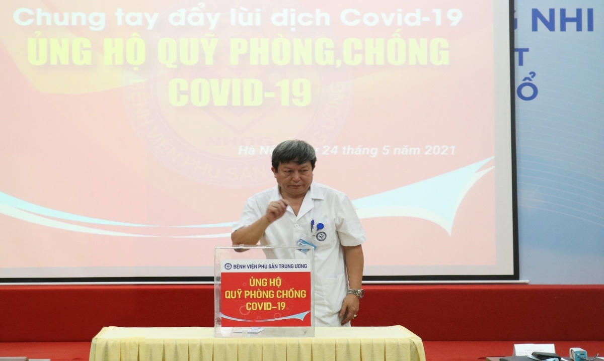 PGS.TS Lê Hoài Chương, Phó Giám đốc bệnh viện ủng hộ Quỹ phòng chống Covid -19.  