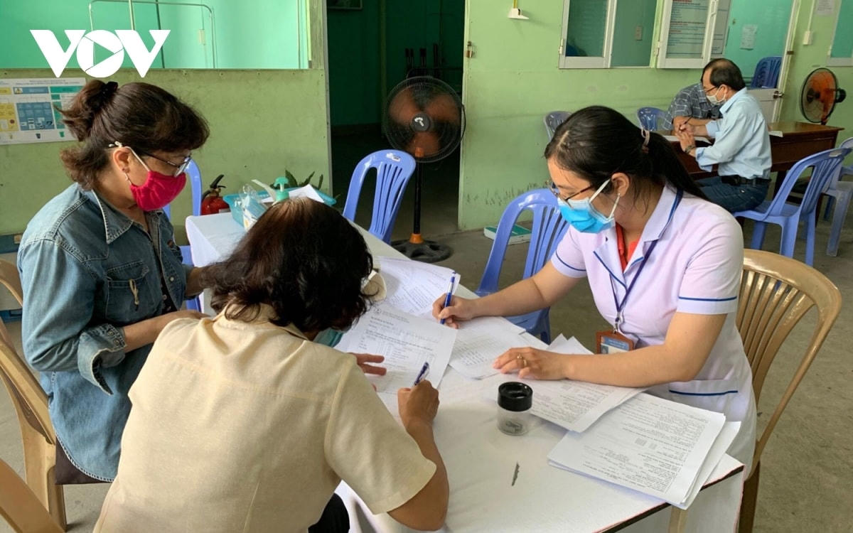 Người dân đến trạm y tế khai báo y tế.