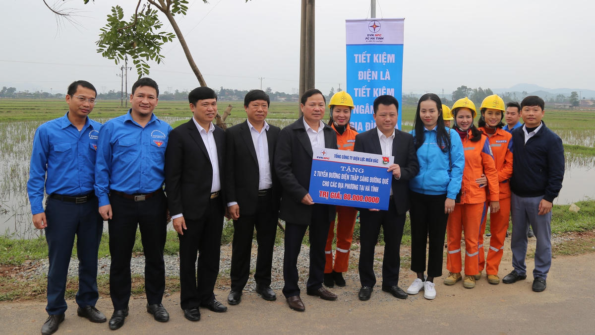 EVNNPC trao tặng công trình thnah niên thắp sáng đường quê.