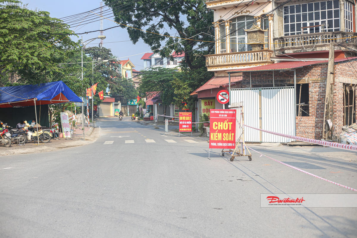 Anh Nguyễn Đình Nam Công an viên thôn Sài Khê (Sài Sơn, Quốc Oai) chia sẻ: “Chúng tôi được phân công túc trực 24/24 mỗi chốt gồm 6 người được chia làm 3 ca mỗi ngày. Nhằm quan sát, đảm bảo người dân sống tại khu đang phong tỏa không được phép ra ngoài”.