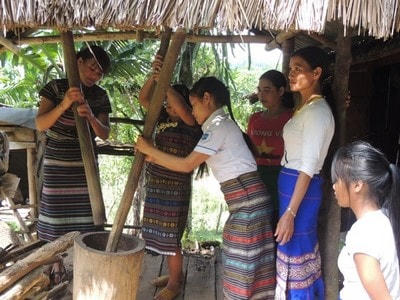Chị em chi hội phụ nữ thôn Tu La, xã Sơn Mùa, huyện Sơn Tây, tỉnh Quảng Ngãi giúp nhau phát triển kinh tế.