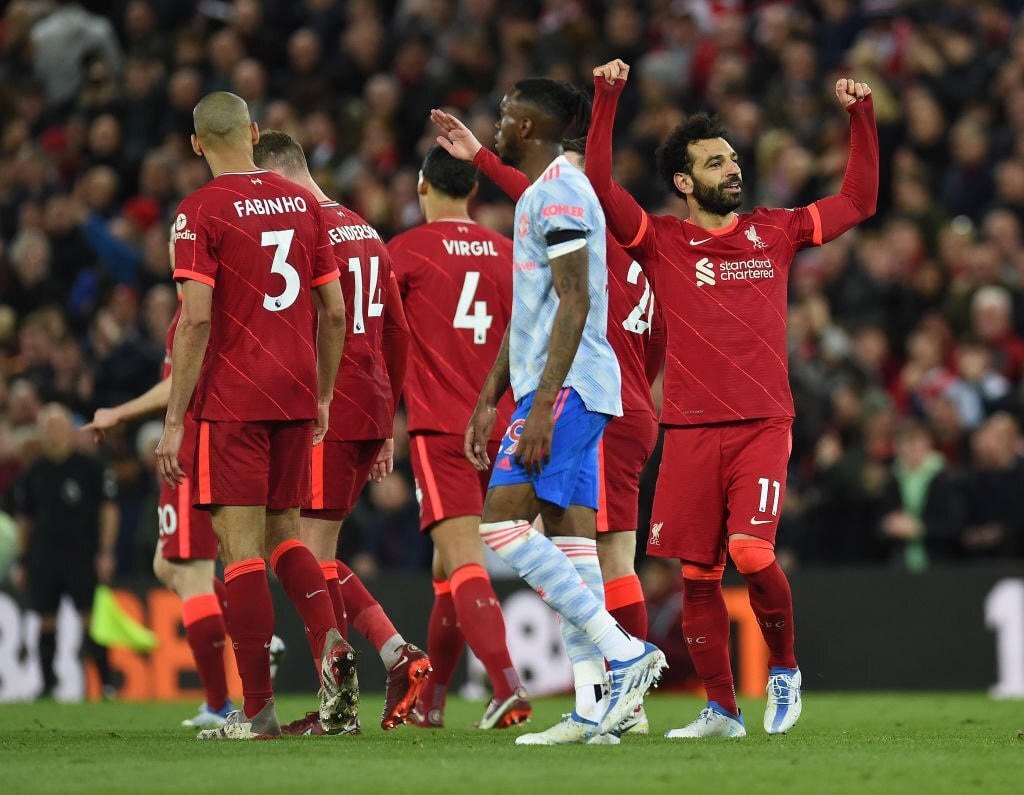 Đè bẹp MU, Liverpool vươn lên đứng đầu Premier League