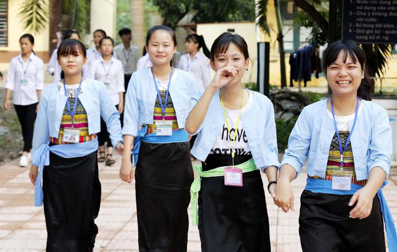 Học sinh trong trang phục dân tộc.
