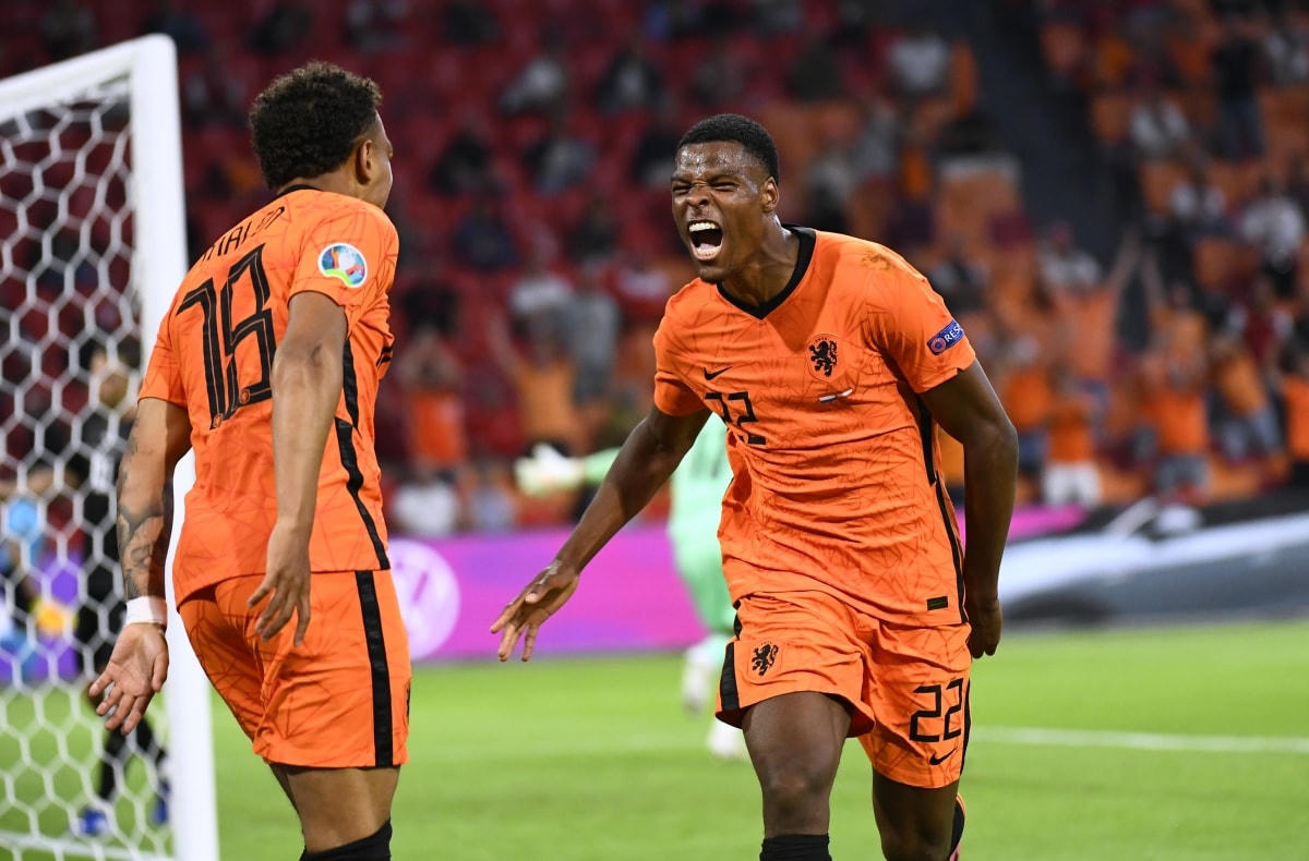 Denzel Dumfries nâng tỉ số lên 2-0.