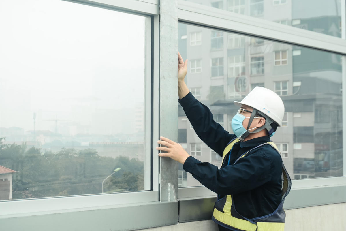 “Vách ngăn chống ồn được sản xuất bằng chất liệu polycarbonate nhập khẩu nguyên tấm từ Hàn Quốc, đem lại ưu điểm về thẩm mỹ, cách âm tốt, thi công lắp đặt nhanh gọn, được bảo hành 10 năm sử dụng. Vách ngăn có thể chịu được gió giật cấp 14 và chịu được nhiệt độ lên đến 800 độ C”- Ông Quyền nói