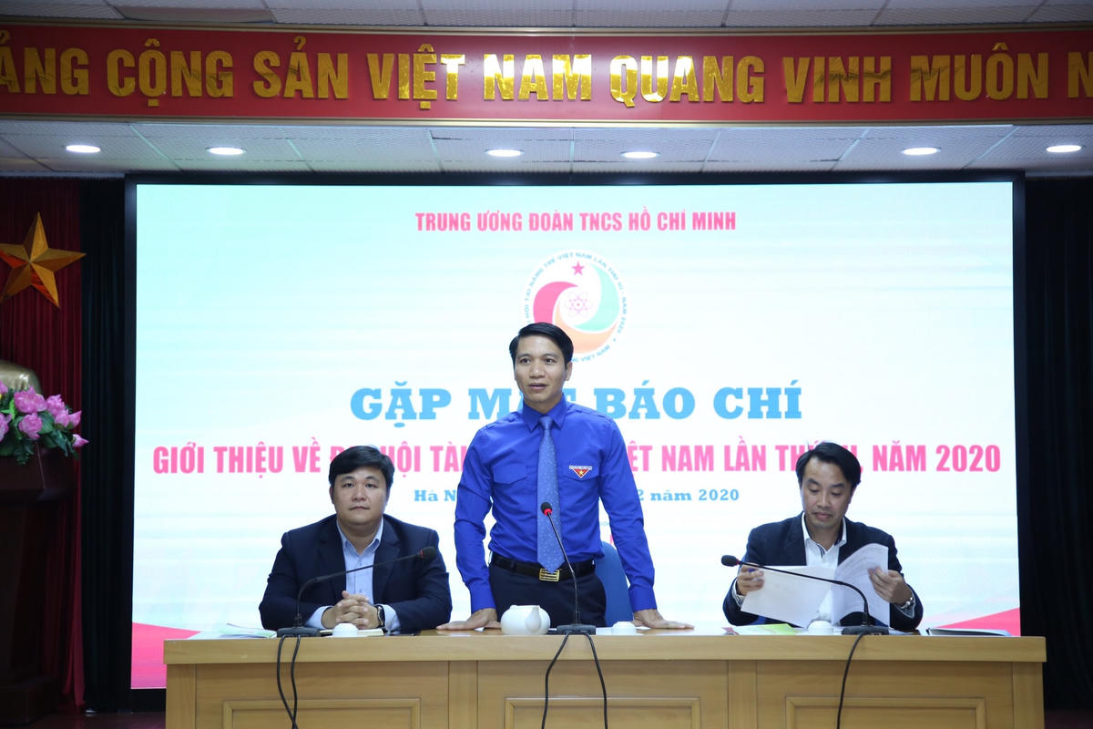 Ban tổ chức thông tin tại buổi họp báo.