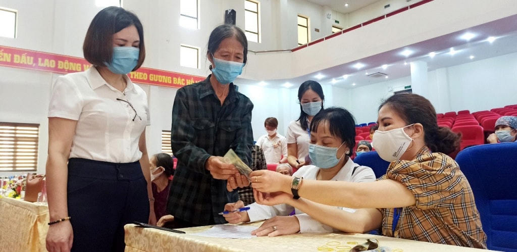 Các hộ nghèo ký nhận sổ tiết kiệm và tiền lãi năm đầu tiên sau khi nhận sổ.