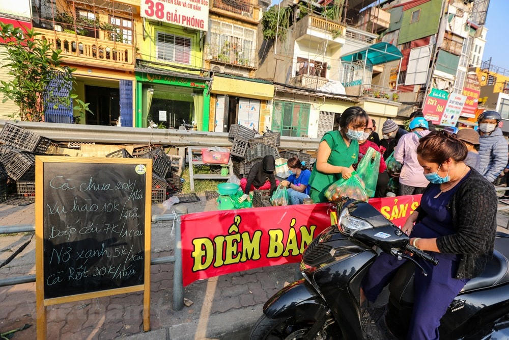 Một số người dân ở Thủ đô đã đứng ra kêu gọi mọi người mua ủng hộ, gom các đơn và chuyển đến Hà Nội. (Ảnh: Minh Sơn/Vietnam+).