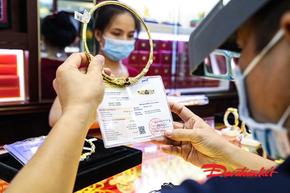 [ẢNH] Giá vàng vượt ngưỡng 61 triệu đồng/lượng, dân đổ xô đi bán
