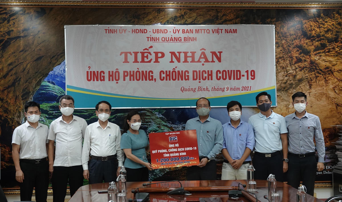 Lãnh đạo Ủy ban MTTQ Việt Nam tỉnh Quảng Bình tiếp nhận ủng hộ từ Tập đoàn DIC.