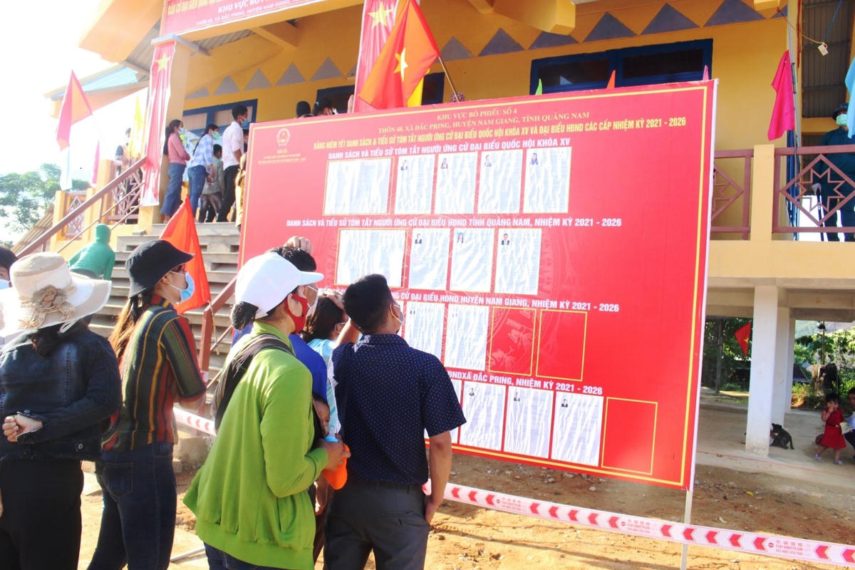 Các cử tri đang xem tiểu sử các ứng cử viên.
