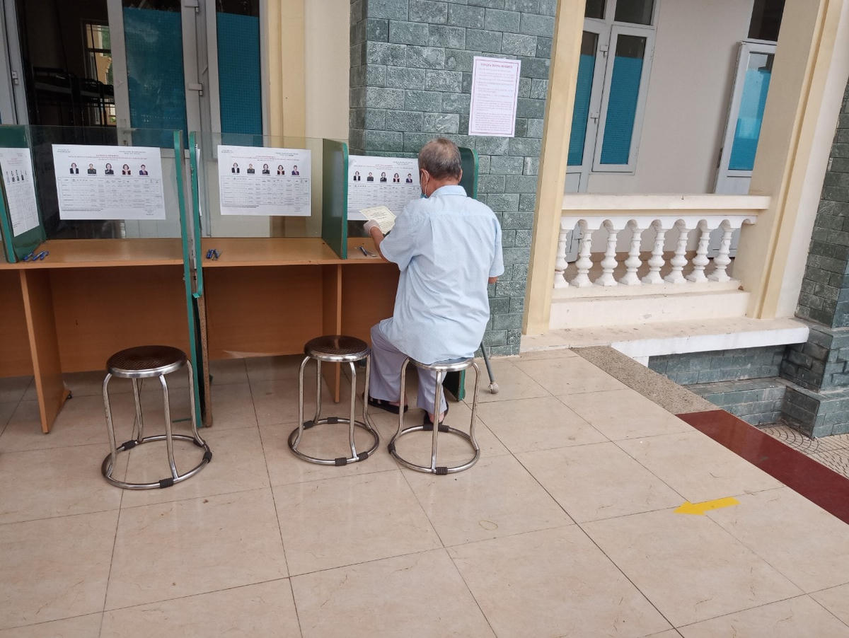 Công dân đầu tiên trong khu cách ly tập trung tham gia bỏ phiếu. Ảnh: Đại uý Lê Đức Thiện.