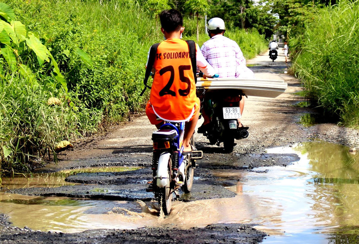 Cần Thơ: Đường nhiều ổ voi đọng nước 'bẫy' người đi đường 