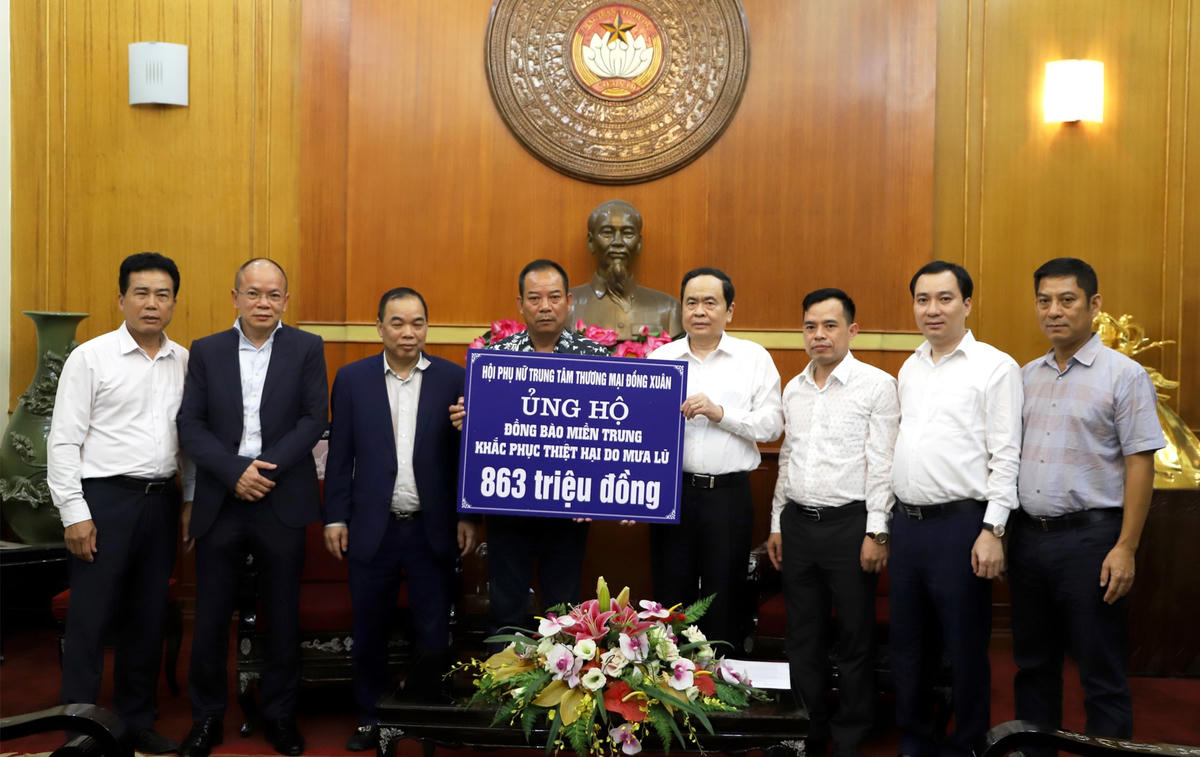 Chủ tịch Trần Thanh Mẫn tiếp nhận ủng hộ từ Hội phụ nữ Trung tâm thương mại Đồng Xuân và Hội đồng hương Ninh Bình tại Cộng hòa Liên bang Đức.